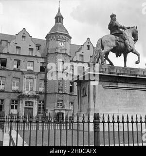 Der Marktplatz mit dem Jan Wellem Reiterdenkmal in der Altstadt von Düsseldorf, Deutschland 1930er Jahre. Marché principal avec la sculpture équestre d'électeur Jan Wellem dans la vieille ville de Düsseldorf, Allemagne 1930. Banque D'Images