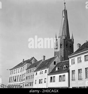 Der Turm der katholischen Kirche St Lambertus über den Dächer der Altstadt de Düsseldorf, Deutschland 1930er Jahre. Beffroi de l'Église Catholique Romaine église Lambert's sur les toits de la vieille ville de Düsseldorf, Allemagne 1930. Banque D'Images