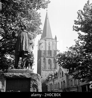 Kuhhirtendenkmal Das vor der Propsteikirche St Peter und Paul à Bochum, Allemagne Allemagne Années 1930 er Jahre. Éleveur de vaches et canonry monument Eglise Saint Pierre et Paul's à Bochum, Allemagne, 1930. Banque D'Images