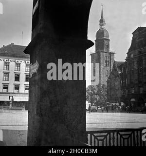 Blick auf die Reinoldikirche und die Marktecke à Dortmund, Deutschland 1930 er Jahre. Vue de l'église St Reinold marché et coin à Dortmund, Allemagne 1930. Banque D'Images