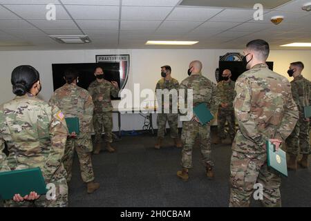 FORT GEORGE G. MEADE, Md. -- le colonel Matthew Lennox, commandant de la 780e Brigade de renseignement militaire (Cyber), remet des prix de service aux soldats de la Garde nationale de l'Armée affectés à la Force opérationnelle Echo IV lorsqu'ils se préparent à retourner dans leurs États d'origine.Les soldats ont été déployés pendant plus d'un an pour mener des opérations à l'appui du cybercommandement des États-Unis et de la Cyber National Mission Force.Les plus de 150 soldats affectés à TFE IV se composaient principalement de soldats affectés au 124e Bataillon de cyberprotection, qui sont originaires d'Arkansas, du Maryland, du Missouri, du Nebraska, de Virginie,Et Utah. Banque D'Images