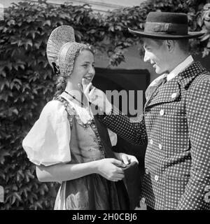 Ein junges Paar dans der Tracht der Wachau, Österreich 1930er Jahre. Un jeune couple portant l'ensemble de la région de Wachau, Autriche 1930. Banque D'Images