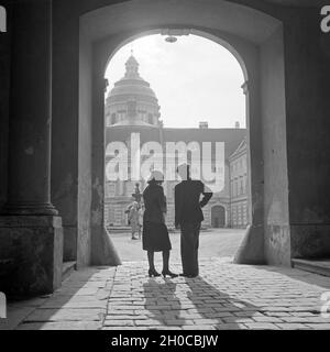 Ein Mann und eine Frau stehen im Torbogen am Eingang zum Kloster Melk an der Donau, Österreich 1930 er Jahre. Un homme et une femme debout dans la voûte à l'entrée de l'Abbaye de Melk, Autriche 1930. Banque D'Images