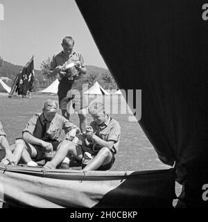 Hitlerjungen sitzen in der Mittagspause zusammen beim Essen, feldmäßigen Österreich 1930 er Jahre. Jeunes Hitler assis ensemble et avoir déjeuner, Autriche 1930. Banque D'Images