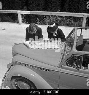 Mit dem Auto unterwegs durch Österreich : zwei Frauen etudier die Karte, 1930er Jahre. Voyage en Autriche par voiture : deux femmes l'étude de la feuille de route, 1930. Banque D'Images