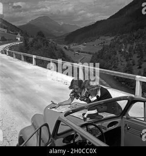 Mit dem Auto unterwegs durch Österreich : zwei Frauen etudier die Karte, 1930er Jahre. Voyage en Autriche par voiture : deux femmes l'étude de la feuille de route, 1930. Banque D'Images