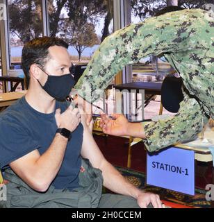 Cmdr. Lt.Ben Nebeker, de l'escadron de patrouille trente (VP-30), se fait vacciner contre le COVID-19.Natif de Roy, Utah, Nebeker déclare : « c'est le meilleur moyen d'empêcher autant de personnes que possible de tomber malade. »Des vaccins sont actuellement offerts au personnel de santé de la base et aux premiers intervenants affectés à NAS Jacksonville ou NS Mayport, aux forces de capacités nationales essentielles, au déploiement de forces, aux travailleurs essentiels de première ligne et aux bénéficiaires âgés de 75 ans et plus.Pour les groupes de service actifs prioritaires, des nominations sont faites pour chaque commandement (par l'intermédiaire de la direction de chaque commandement).Les bénéficiaires âgés de 75 ans et plus peuvent Banque D'Images