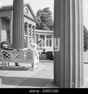 Dans Kurgäste der Wandelhalle Kurbad im Bad Oeynhausen, Deutschland 1930 er Jahre. Les curistes dans le hall d'une station thermale Bad Oeynhausne, Allemagne 1930. Banque D'Images