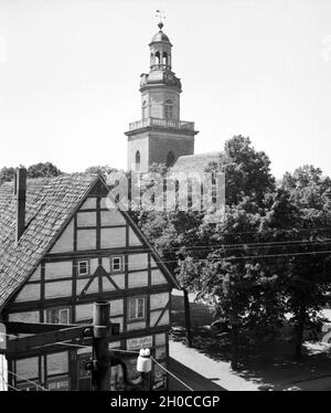 Die Evangelische Kirche lutherische St. Nikolai mit dem Geschäft von Otto Küker à Rinteln an der Weser, Deutschland 1930er Jahre. Protestand avec l'église luthérienne St. Nikolai Otto au magasin du Kueker sur rivière Weser Rinteln, Allemagne 1930. Banque D'Images