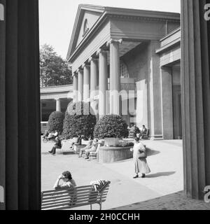 Dans Kurgäste der Wandelhalle Kurbad im Bad Oeynhausen, Deutschland 1930 er Jahre. Les curistes dans le hall d'une station thermale Bad Oeynhausne, Allemagne 1930. Banque D'Images