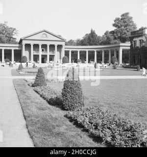 Wandelhalle Kurbad im Bad Oeynhausen, Deutschland 1930 er Jahre. Hall d'une station thermale Bad Oeynhausne, Allemagne 1930. Banque D'Images