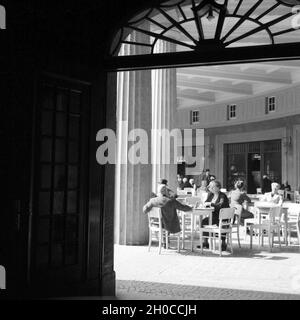 Dans Kurgäste der Wandelhalle Kurbad im Bad Oeynhausen, Deutschland 1930 er Jahre. Les curistes dans le hall d'une station thermale Bad Oeynhausne, Allemagne 1930. Banque D'Images