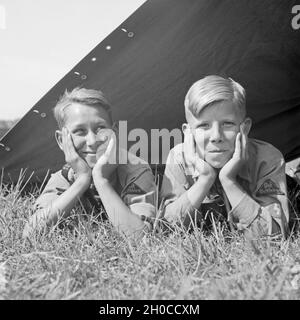 Zwei Hitlerjungen vom Gau Westfalen liegen in Ihrem Zelt schauen und zufrieden heraus, Deutschland 1930er Jahre. Deux jeunes Hitle heureusement regarder hors de leur tente, Allemagne 1930. Banque D'Images