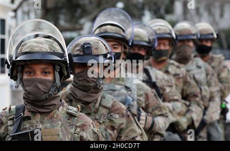 Des membres de la 270e compagnie de police militaire de la Garde nationale de l'armée de Californie, du 185e Bataillon de police militaire, de la 49e brigade de police militaire, assurent la sécurité et une forte présence le 20 janvier 2021 au Capitole lors de l'inauguration du président Biden, à Sacramento, en Californie.Plus d'un millier de Cal Guardmen ont protégé des installations clés dans l'ensemble de l'État alors que la nation a accueilli son 46e président.Au moment de la transition des pouvoirs présidentiels, les forces de Cal Guard ont été activées pour protéger et défendre les vies, les biens et les droits de tous les Californiens.Illustré : SPC.Shanice Vaughn, SPC.Raymundo Morales, P. Banque D'Images