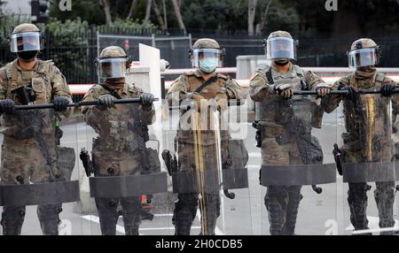 Les gardes nationaux de l’armée de Californie, avec la 270e compagnie de police militaire, le 185e Bataillon de police militaire, la 49e brigade de police militaire, tiennent des shards et des matraques et forment une ligne défensive pour aider à la sécurité au Capitole à Sacramento, en Californie, le 20 janvier 2021, lors de l’inauguration du président élu Biden.Au moment de la transition des pouvoirs présidentiels, les forces de Cal Guard ont été activées pour protéger et défendre les vies, les biens et les droits de tous les Californiens. Banque D'Images