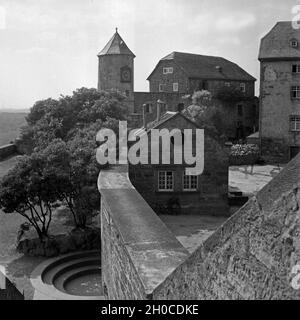 Die Burg Waldeck am Edersee en Hesse, Deutschland 1930 er Jahre. Le château de Waldeck au lac Edersee en Hesse, Allemagne 1930. Banque D'Images