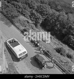 Auf einen Blick von Reisebus Riehl Auto mit einer à Arolsen fotografierenden Abhangstraße Reisegruppe auf einer bei Bad Wildungen, Allemagne 1930er Jahre. Vue d'un coach et d'un groupe à une rue près de Bad Wildungen, Allemagne 1930. Banque D'Images