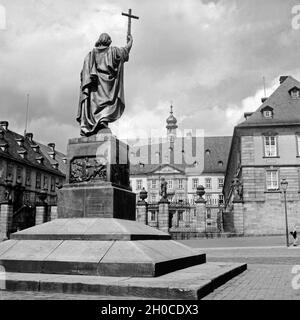 Das von Louis Kolitz vor dem Bonifatiusdenkmal erdachte Stadtschloß à Fulda, Deutschland 1930 er Jahre. Saint Boniface monument situé en face de la ville château à Fulda, Allemagne 1930. Banque D'Images