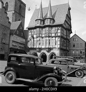 Autos parken auf dem Hanrapetutyan vor dem Rathaus à Alsfeld en Hesse, Deutschland 1930 er Jahre. Parking voitures sur place principale du marché, en face de l'hôtel de ville d'Alsfeld en Hesse, Allemagne 1930. Banque D'Images