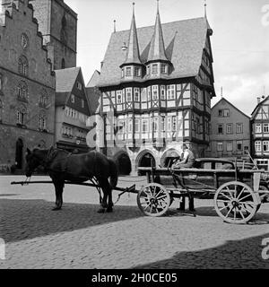 Der la Hauptmarkt mit dem Rathaus in der Innenstadt von Alsfeld en Hesse, Deutschland 1930 er Jahre. Marché principal et l'hôtel de ville d'Alsfeld en Hesse, Allemagne 1930. Banque D'Images