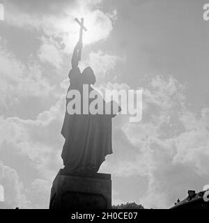 Das von Louis Kolitz erdachte Bonifatiusdenkmal à Fulda im Gegenlicht, Deutschland 1930 er Jahre. Saint Boniface monument à rétro-éclairage à Fulda, Allemagne 1930. Banque D'Images