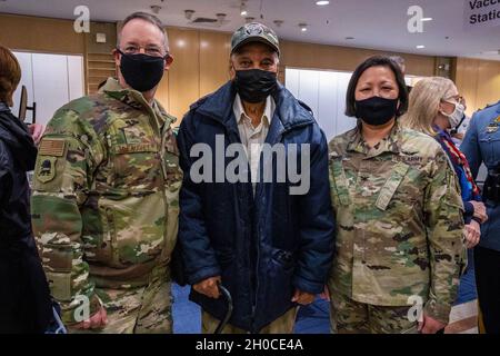 Récemment vacciné Clarence Harwell, vétéran de l'armée américaine pendant la Seconde Guerre mondiale, au centre, Lisa J. Hou D.O., à droite, Adjudant général intérimaire et commissaire du ministère des Affaires militaires et des anciens combattants du New Jersey, et Brig.Le général Wayne M. McCaughey, directeur de l'état-major interarmées de la Garde nationale du New Jersey, prend leur photo au méga-site de vaccination du comté de Burlington, récemment ouvert, COVID-19, Moorestown, N.J., 22 janvier 2021.Les soldats de la 44e équipe de combat de la Brigade d'infanterie de la Garde nationale de l'Armée du New Jersey aident à la vérification de la température, à la saisie de l'information d'assurance, à guider l'indiv Banque D'Images