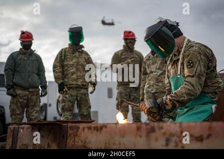 Les soldats de l'équipe de recherche et d'extraction de l'Ohio Homeland Response Force (HRF), effectuent des exercices d'entraînement tout en se mobilisent dans un endroit de la région entourant Washington D.C., le 22 janvier 2021, après avoir été activés par le gouverneur de l'Ohio Mike DeWine pour soutenir la 59e inauguration présidentielle.Le HRF est une unité de la Garde nationale de l'Ohio qui se spécialise dans la sauvegarde de vies et la réduction de la souffrance humaine lors d'un incident naturel, causé par l'homme ou terroriste aux États-Unis.Le FRS comprend des capacités de décontamination, de recherche et d'extraction, de triage médical et de commandement et de contrôle pour soutenir l'autho civil Banque D'Images