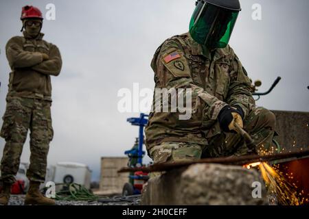 Les soldats de l'équipe de recherche et d'extraction de l'Ohio Homeland Response Force (HRF), effectuent des exercices d'entraînement tout en se mobilisent dans un endroit de la région entourant Washington D.C., le 22 janvier 2021, après avoir été activés par le gouverneur de l'Ohio Mike DeWine pour soutenir la 59e inauguration présidentielle.Le HRF est une unité de la Garde nationale de l'Ohio qui se spécialise dans la sauvegarde de vies et la réduction de la souffrance humaine lors d'un incident naturel, causé par l'homme ou terroriste aux États-Unis.Le FRS comprend des capacités de décontamination, de recherche et d'extraction, de triage médical et de commandement et de contrôle pour soutenir l'autho civil Banque D'Images