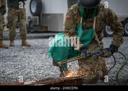 Les soldats de l'équipe de recherche et d'extraction de l'Ohio Homeland Response Force (HRF), effectuent des exercices d'entraînement tout en se mobilisent dans un endroit de la région entourant Washington D.C., le 22 janvier 2021, après avoir été activés par le gouverneur de l'Ohio Mike DeWine pour soutenir la 59e inauguration présidentielle.Le HRF est une unité de la Garde nationale de l'Ohio qui se spécialise dans la sauvegarde de vies et la réduction de la souffrance humaine lors d'un incident naturel, causé par l'homme ou terroriste aux États-Unis.Le FRS comprend des capacités de décontamination, de recherche et d'extraction, de triage médical et de commandement et de contrôle pour soutenir l'autho civil Banque D'Images