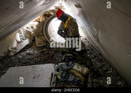 Les soldats de l'équipe de recherche et d'extraction de l'Ohio Homeland Response Force (HRF), effectuent des exercices d'entraînement tout en se mobilisent dans un endroit de la région entourant Washington D.C., le 22 janvier 2021, après avoir été activés par le gouverneur de l'Ohio Mike DeWine pour soutenir la 59e inauguration présidentielle.Le HRF est une unité de la Garde nationale de l'Ohio qui se spécialise dans la sauvegarde de vies et la réduction de la souffrance humaine lors d'un incident naturel, causé par l'homme ou terroriste aux États-Unis.Le FRS comprend des capacités de décontamination, de recherche et d'extraction, de triage médical et de commandement et de contrôle pour soutenir l'autho civil Banque D'Images