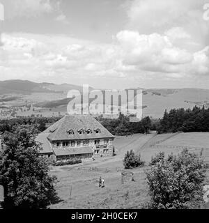 Kreuzberggasthof der Braun am Kreuzberg dans der Rhön, Deutschland 1930 er Jahre. Le restaurant sur le Kreuzberg à la Rhön, Allemagne zone 1930. Banque D'Images