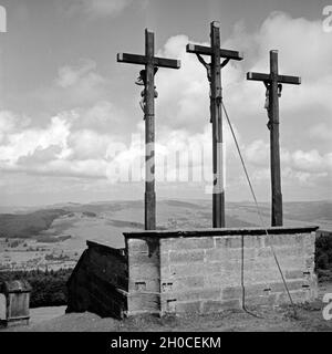 Die drei Golgota Kreuze auf dem Kreuzberg dans der Rhön en Hesse, Deutschland 1930 er Jahre. Les trois croix sur le Kreuzberg dans la région de la Hesse, à Rhoen Allemagne 1930. Banque D'Images