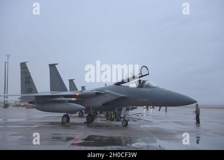 Un pilote et chef d'équipage F-15C Eagle de la Force aérienne des États-Unis affecté à la 159e Escadre Fighter, de la Garde nationale aérienne de la Louisiane, effectue des contrôles de sécurité et d'exploitation avant le vol de l'avion à la base aérienne de Tyndall, en Floride, le 22 janvier 2021.Plusieurs unités sont venues à Tyndall pour participer au Programme d'évaluation du système d'armes est 21.04 afin de valider et de vérifier le rendement du système d'armes, de déterminer la fiabilité, d'évaluer les capacités et les limites, de déterminer les lacunes et de recommander des mesures correctives. Banque D'Images