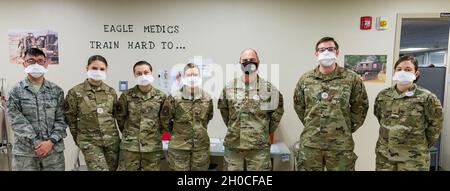 Sgt. PrincipalJeremiah Grisham, chef de commandement intérimaire de la 436e Escadre de transport aérien, pose une photo au personnel du 436e Groupe médical chargé d'administrer le vaccin COVID-19 le 22 janvier 2021, à la base aérienne de Douvres, au Delaware.Grisham a été l'un des premiers cadres supérieurs de l'équipe Douvres à avoir volontairement reçu le vaccin conformément aux directives du ministère de la Défense. Banque D'Images