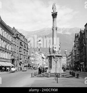 Die Mariensäule dans der Maria-Theresien-Strasse à Innsbruck en Autriche, Deutschland 1930 er Jahre. La colonne à la rue Maria-Theresien-Strasse à Innsbruck en Autriche, l'Allemagne des années 1930. Banque D'Images