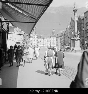 Die Mariensäule dans der belebten Maria-Theresien-Strasse à Innsbruck en Autriche, Deutschland 1930 er Jahre. La colonne à occupé la rue Maria-Theresien-Strasse à Innsbruck en Autriche, l'Allemagne des années 1930. Banque D'Images