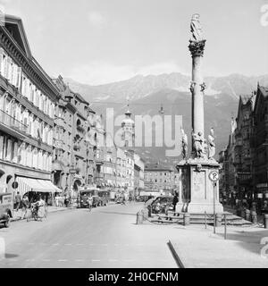 Die Mariensäule dans der Maria-Theresien-Strasse à Innsbruck en Autriche, Deutschland 1930 er Jahre. La colonne à la rue Maria-Theresien-Strasse à Innsbruck en Autriche, l'Allemagne des années 1930. Banque D'Images