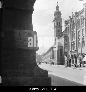 Blick auf die Wilten Schwanenburg à Innsbruck en Autriche, Deutschland 1930 er Jahre. Vue de l'église collégiale de Wilten à Innsbruck en Autriche, l'Allemagne des années 1930. Banque D'Images