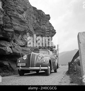 Mit dem Opel zu einem Ausflug, Österreich 1930 er Jahre. Avec une Opel décapotable à travers les rochers, l'Autriche, 1930. Banque D'Images