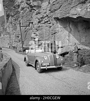 Mit dem Opel zu einem Ausflug, Österreich 1930 er Jahre. Avec une Opel décapotable à travers les rochers, l'Autriche, 1930. Banque D'Images