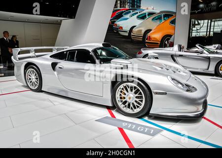 Une voiture de sport Porsche 911 GT1 présentée au salon de l'automobile de Paris.Paris, France - 2 octobre 2018. Banque D'Images