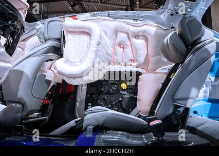 Airbags déployés dans une Mercedes-Benz moderne lors d'une démonstration de sécurité au salon automobile IAA Mobility 2021 à Munich, Allemagne - 6 septembre 2021. Banque D'Images