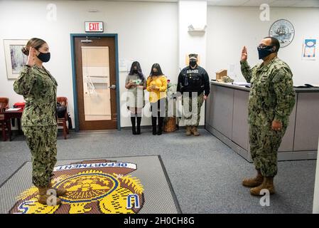WASHINGTON, DC (janv27, 2021) – Maître en armes 3e classe Mackenzie Crockett, à gauche, récite le serment d'enrôlement lors de sa cérémonie de réenrôlement tenue à bord de l'Observatoire naval américain. Banque D'Images