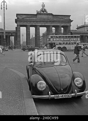 Unterwegs mit dem KDF-Wagen, dem Volkswagen Käfer, in der Reichshauptstadt Berlin, Deutschland 1930er Jahre.Voyager en voiture dans le coléoptère Volkswagen, ou « voiture KDF », à travers Berlin, Allemagne des années 1930. Banque D'Images