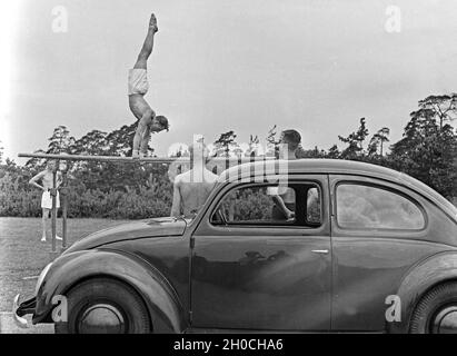 Unterwegs mit dem KDF-Wagen, dem Volkswagen Käfer, Deutschland 1930er Jahre.Voyager en voiture dans le coléoptère Volkswagen, ou « voiture KDF », Allemagne des années 1930. Banque D'Images