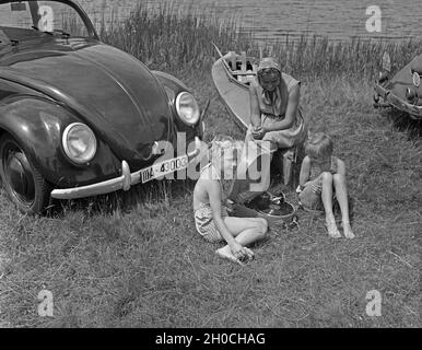 Unterwegs mit dem KDF-Wagen, dem Volkswagen Käfer, Deutschland 1930er Jahre.Voyager en voiture dans le coléoptère Volkswagen, ou « voiture KDF », Allemagne des années 1930. Banque D'Images