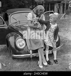 Unterwegs mit dem KDF-Wagen, dem Volkswagen Käfer, Deutschland 1930er Jahre.Voyager en voiture dans le coléoptère Volkswagen, ou « voiture KDF », Allemagne des années 1930. Banque D'Images