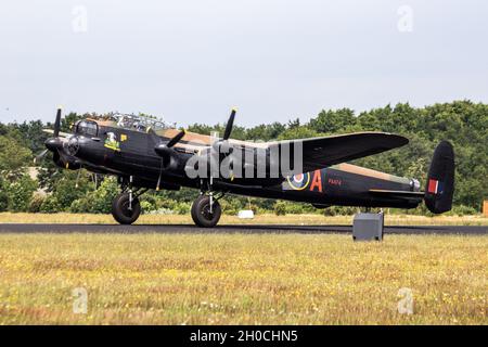 Vol historique de la RAF atterrissage de la deuxième Guerre mondiale d'Avro Lancaster à la base aérienne de Gilze-Rijen.Pays-Bas - 21 juin 2014 Banque D'Images