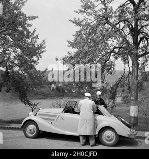 Mit dem Mercedes Benz unterwegs nach Neckargemünd bei Heidelberg, Deutschland 1930 er Jahre. Aller à Neckargemuend par Mercedes Benz voiture près de Heidelberg, Allemagne 1930. Banque D'Images