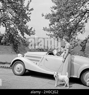 Mit dem Mercedes Benz unterwegs nach Neckargemünd bei Heidelberg, Deutschland 1930 er Jahre. Aller à Neckargemuend par Mercedes Benz voiture près de Heidelberg, Allemagne 1930. Banque D'Images